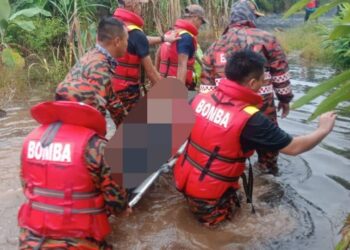 ANGGOTA bomba dan penyelamat mengangkat  remaja yang lemas di Batu Pahat, Johor, hari ini.