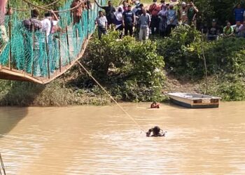 OPERASI mencari dua mangsa dikhuatiri lemas selepas terjatuh dari jambatan gantung di Sungai Kampung Rekoh di Rompin, Pahang.