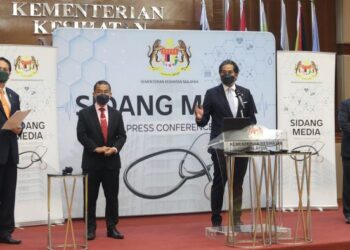 KHAIRY Jamaluddin dalam sidang akhbar di Kementerian Kesihatan, Putrajaya. - UTUSAN/FAISOL MUSTAFA