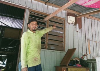 KEADAAN sebuah rumah yang belum mendapat bekalan elektrik di Kampung Balai Badang, Segamat, Johor. – IHSAN PEMBACA