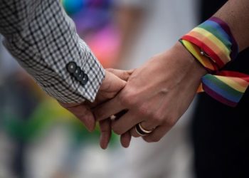 PERLAKUAN LGBT tidak wajar dibenarkan walaupun tidak dilakukan secara terbuka. – AFP/GAMBAR HIASAN