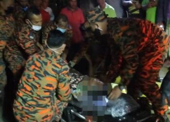 LIJAH Embong, 81, yang ditemukan dalam keadaan lemah di ladang kelapa sawit berdekatan kediamannya dikejarkan ke Hospital Hulu Terengganu untuk pemeriksaan lanjut. - IHSAN BOMBA