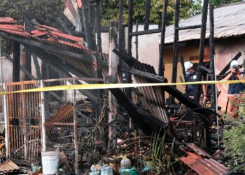 PASUKAN forensik melakukan siasatan di tempat kejadian membabitkan seorang lelaki warga emas yang ditemukan rentung dalam kebakaran di sebuah rumah di Lorong Yang Kee, Kampung Limbongan, Melaka. UTUSAN/ RASUL AZLI SAMAD