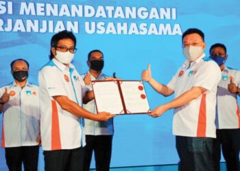 MUHAMMAD Sanusi Md. Nor (tengah) melihat pertukaran dokumen Perjanjian Usaha Sama Projek Pembangunan Litar Lumba dan Resort Bersepadu Open Road antara Abdul Rahman Din (kiri) dan  David Goh di Alor Setar, hari ini. – utusan/MOHD. RAFIE AZIMI