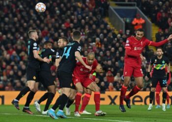 PERTAHANAN Liverpool Joel Matip berjaya melakukan tandukan dalam aksi pusingan 16 terbaik Liga Juara-Juara di Anfield, semalam. - AFP