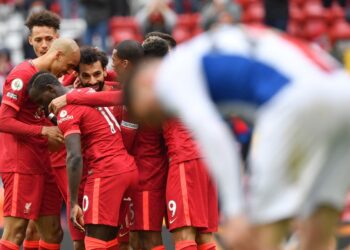 SADIO Mane meraikan jaringannya bersama rakan sepasukan ketika membantu Liverpool mengalahkan Crystal Palace di Anfield hari ini. - AFP