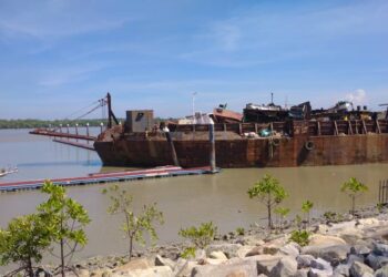 TONGKANG membawa besi buruk yang hanyut melanggar pontoon di Marina Pulau Indah, Klang, Selangor,  semalam.