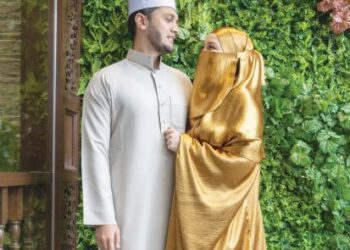 Noor Neelofa dan Haris Ismail beraya sederhana.