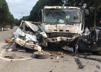 SEBUAH lori yang mengalami masalah brek merempuh tujuh kenderaan dalam kejadian di persimpangan lampu isyarat berhampiran Plaza Tol Machap, Kluang, Johor.