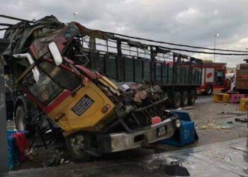 KEADAAN lori yang terlibat dalam kemalangan di Sekinchan, Sabak Bernam, Selangor, pagi tadi.