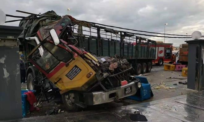 Dua Pemandu Tersepit Dalam Kemalangan Lori Enam Tan Dengan Treler