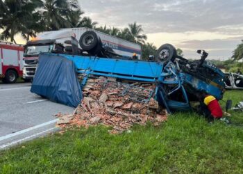 KEADAAN lori muatan telur ayam yang terbalik setelah terlibat kemalangan di Kilometer 62, Jalan Ipoh-Kuala Lumpur di Tapah, Perak, hari ini.