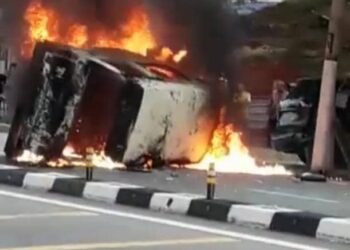 TANGKAP layar video kebakaran van kilang yang menyebabkan pemandunya rentung di Kilometer 53.8, Jalan Ipoh-Taiping dekat Kuala Kangsar hari ini. - MEDIA SOSIAL