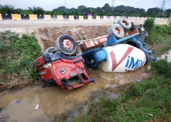 LORI konkrit yang terbabas menyebabkan tumpahan minyak di Jalan Kuala Lumpur-Larut, Bestari Jaya, Kuala Selangor, hari ini.