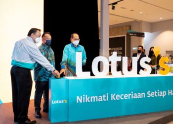 Alexander Nanta Linggi  (tengah) menekan butang pelancaran rasmi penjenamaan semula bekas stor Tesco di Lotus’s Ampang, Selangor, semalam.