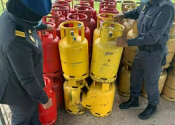 PEGAWAI Penguat Kuasa KPDNHEP cawangan Baling memeriksa sebahagian tong LPG yang dirampas di Kuala Pegang, Baling, Kedah, semalam.