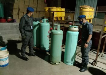 BAHAGIAN Penguat kuasa KPDNHEP menyerbu sebuah stor dijadikan lokasi penyelewengan LPG bersubsidi di Seremban dan Port Dickson, Negeri Sembilan.