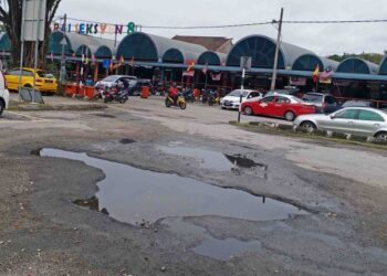 KEADAAN lopak besar di hadapan Gerai Makan Seksyen 8 yang masih wujud walaupun aduan dibuat enam bulan lalu. – IHSAN PEMBACA