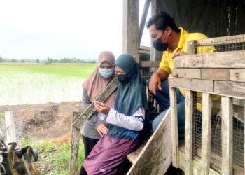 NUR Najiha Najwa Zul Burhan berkongsi kejayaan mendapat 10A dalam peperiksaan SPM bersama ibu dan bapanya di Kampung Pida 15, Tok Pulau, Simpang Empat, Arau, Perlis, semalam. - UTUSAN/MOHD. HAFIZ ABD. MUTALIB