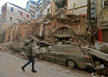 SEORANG lelaki berjalan di kawasan yang terjejas akibat kejadian letupan di Beirut, Lubnan Selasa lalu. – AFP