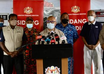 AMINUDDIN Hassim dalam sidang akhbar berhubung situasi banjir terkini di Taman Sri Muda, Shah Alam, Selangor hari ini. - UTUSAN / ZULFADHLI ZAKI