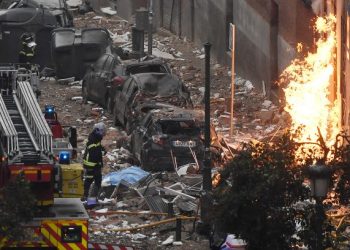 SEKURANG-KURANGNYA 15 kereta rosak teruk akibat kesan letupan yang memusnahkan sebahagian besar bangunan penempatan setinggi enam tingkat terbabit. - AFP