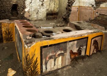 KAUNTER makanan segera yang ditemukan oleh pasukan arkeologi di bandar purba Pompeii, Itali. - AFP