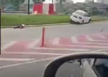 TANGKAP layar rakaman video tular memaparkan seorang warga emas yang menunggang basikal di Lebuh Raya Lingkaran Tengah dari arah Cheras menghala Gombak jatuh akibat dilanggar kereta Honda City dipercayai dipandu dalam keadaan mabuk. - MEDIA SOSIAL