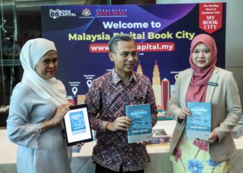 FADHLINA 
 Sidek bersama Menteri Komunikasi, dan Digital, Fahmi Fadzil menujukkan buku Madani pada Majlis Amanat PM Membangun Malaysia Madani di Putrajaya. - UTUSAN/FAISOL MUSTAFA