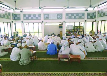 SUASANA di pondok Bahth al-Masail, iaitu program mencari jawapan bagi isu-isu semasa dengan bersandarkan pendapat para ulama silam yang terdapat di dalam kitab-kitab lama. Kegiatan ini bertujuan melatih kepakaran para pelajar pondok untuk berijtihad secara bersama-sama.