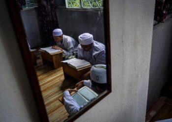 Generasi terbaik Islam tidak muncul pada hari ini sedangkan al-Quran dan hadis masih berada di tangan umat Islam dan tetap terpelihara seperti zaman sebelumnya. – Gambar hiasan/SHIDDIEQIIN ZON