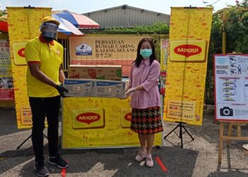 Wendy Yap dari  Persatuan Rumah Caring Kajang menerima sumbangan dari Maggi.