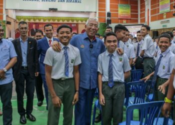 MAHDZIR Khalid bergambar bersama sebahagian pelajar selepas merasmikan Majlis Anugerah Cemerlang SMK Kuala Nerang di Padang Terap, hari ini. -UTUSAN/ SHAHIR NOORDIN