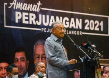 DR. Mahathir Mohamad berucap pada majlis Amanat Perjuangan 2021 di Hotel De Palma Shah Alam, Selangor, hari ini. - UTUSAN/ZULFADHLI ZAKI