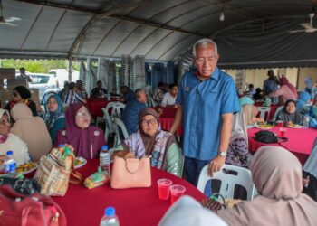 MAHDZIR Khalid beramah mesra dengan Ahli Koperasi Felcra Daerah Padang Terap di Pusat Komuniti Padang Kerasak, Padan Terap. - UTUSAN/ SHAHIR NOORDIN