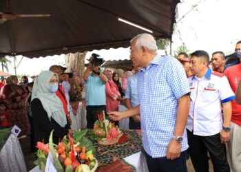 MAHDZIR Khalid (kanan) beramah mesra dengan orang ramai yang hadir ke Program Bekwoh Rakyat Keluarga Malaysia di Pantai Geting, Pengkalan Kubor, Tumpat, Kelantan hari ini. - UTUSAN/KAMARUL BISMI KAMARUZAMAN