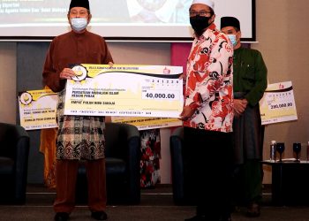 DR. WAN Mohd. Zahid Mohd. Noordin (kiri) menyerahkan sumbangan zakat kepada wakil Persatuan Mubaligh Islam Negeri Perak pada Majlis Penyerahan Bantuan Persekolahan 2021 dan Sumbangan Kebajikan MAIPk di Ipoh, Perak, hari ini. - UTUSAN/ZULFACHRI ZULKIFLI