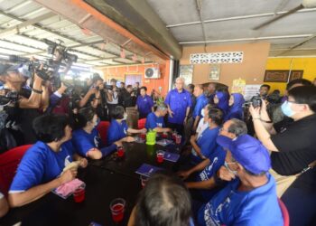 ISMAIL SABRI Yaakob (tengah) beramah mesra dengan pengundi yang hadir pada Program Kenduri Rakyat Bersama Komuniti Bandar Kemayan di Bilik Gerakan Bandar Kemayan di Bera, Pahang. - UTUSAN/SHAIKH AHMAD RAZIF