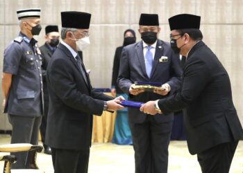 AL-SULTAN ABDULLAH Ri'ayatuddin Al-Mustafa Billah Shah (kiri) berkenan menyampaikan watikah kepada Sulaiman Md. Ali (kanan) pada Majlis Menghadap Ahli Majlis MAIM di Hotel Double Tree, Banda Hilir, Melaka. - UTUSAN/RASUL AZLI SAMAD