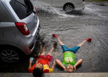 Tidak semua air hujan akan menjadi sumber air bersih kerana sebahagiannya jatuh di laut dan longkang. 
–GAMBAR HIASAN/SHIDDIEQIIN ZON