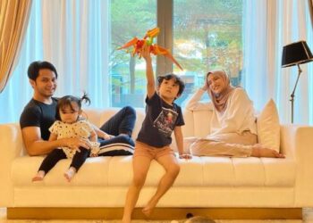 Hanis Zalikha bersama suami, Hairul Azreen dan anak-anaknya.