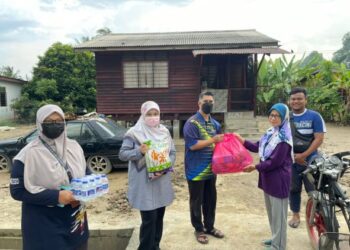 FADILAH Mohamed (kiri) dan Ketua Kaunselor MAINS, Norazman Amar turut menyampaikan bantuan daripada Bahagian Kaunseling dan Pembangunan Insan MAINS kepada asnaf yang terkesan banjir Kampung Sungai Rotan, Jelebu baru-baru ini.