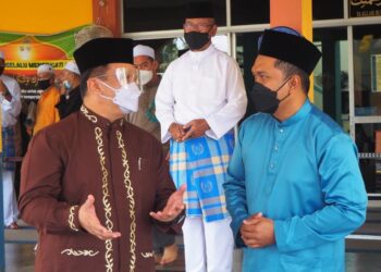 TUANKU Syed Faizuddin Putra Jamalullail (kiri) berkenan berangkat menyerahkan sumbangan MAIPs berjumlah RM11,600 kepada 29 asnaf dalam kalangan anak kariah Masjid Muhammadiah, Guar Gajah, Arau, Perlis, semalam.