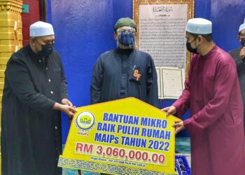 TUANKU Syed Faizuddin Putra Jamalullail (tengah) berkenan berangkat menyaksikan upacara simbolik sumbangan bantuan baik pulih rumah mikro di Masjid Nurul Husna, Felda Chuping, Padang Besar, Perlis.