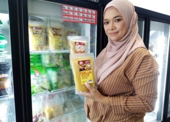 Hasnah Abdul Samad menunjukkan produk yang dijual di Mak Long Mart, Puncak Alam baru-baru ini.  – UTUSAN/MOHAMAD NAUFAL MOHAMAD IDRIS