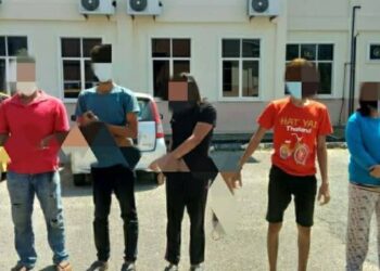 SEORANG mak nyah (empat dari kiri) dan wanita (kanan) adalah antara 12 orang yang ditahan oleh AADK daerah Kuala Muda dalam Operasi Aduan di Sungai Petani, semalam.