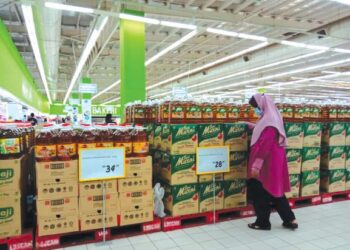 KENAIKAN harga minyak masak di pasaran ketika ini dibimbangi dijadikan alasan oleh peniaga untuk menaikkan harga makanan sekali gus menambah beban pengguna. - GAMBAR HIASAN