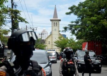 ANGGOTA polis mengawal ketat lokasi pengeboman di luar sebuah gereja Katolik di Bandar Makassar, Sulawesi Selatan. -AGENSI