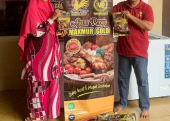 STOKIS Ayam Perap Makmur Gold menunjukkan bekalan ayam itu di Kota Bharu, semalam. – UTUSAN/ZULHANIFA SIDEK