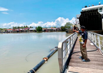 SEORANG penduduk yang bimbang Kuala Perlis menjadi seperti Bukit Malut, Langkawi, Kedah menunjukkan salah sebuah penempatan warga asing Rohingya ketika ditemui di Kuala Perlis, Perlis.